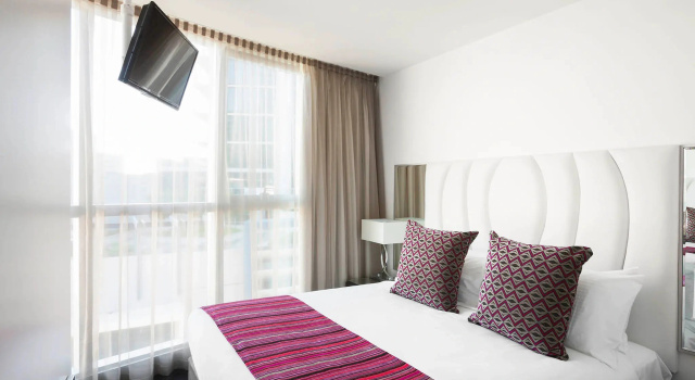 Четырёхместный люкс с 2 комнатами The Sebel Melbourne Docklands Hotel