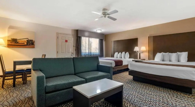 Четырёхместный номер Deluxe Best Western Orchard Inn