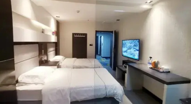 Кровать в общем номере (мужской номер) Burqin Holiday Meidi Hotel