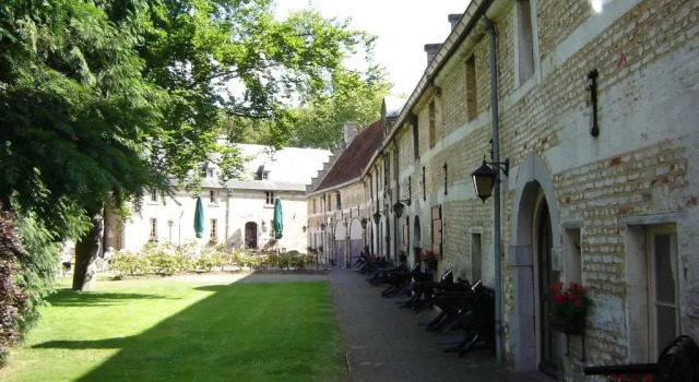 Kasteel Schaloen - vakantiewoningen & hotel, Забронировать Отель Отели Heuvelland 3 звезды, 3*