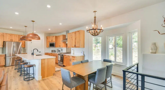2 Mi to Lake: Stunning Twin Lakes Home w/ Deck, Buchen Sie Ferienhaus Twin Lakes USA