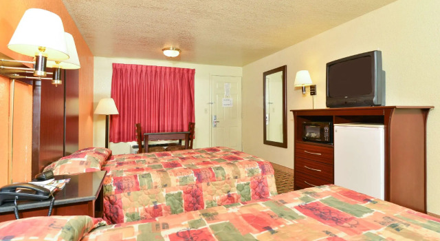 Четырёхместный номер Standard Red Roof Inn Hope