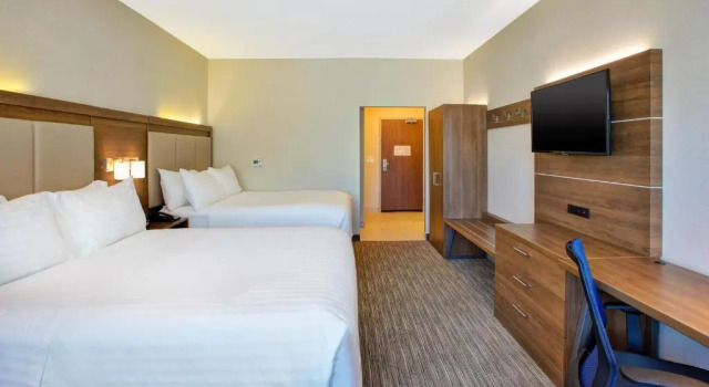 Четырёхместный номер Standard Holiday Inn Express & Suites New Castle by IHG