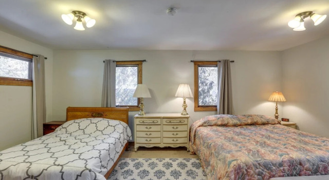 7 Mi to Downtown Denver: Lakewood Gem w/ Deck!, Book Feriehus Villaer i Lakewood, Villa