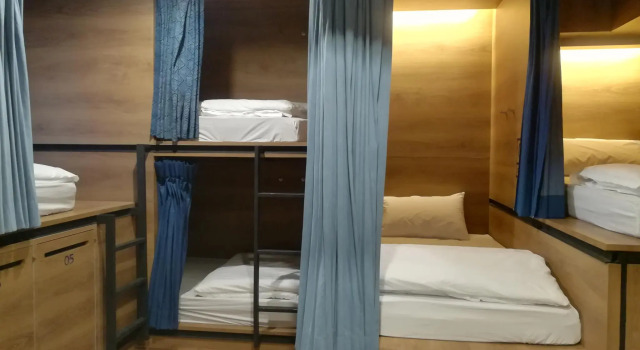 Кровать в общем номере Natee Hostel