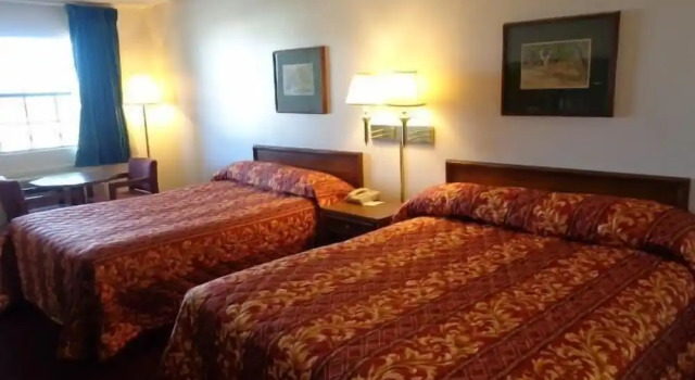 Windcrest Inn and Suites, Забронировать Отель Недорогие отели Фредериксберг, рядом с Католическая церковь Святой Марии, недорого