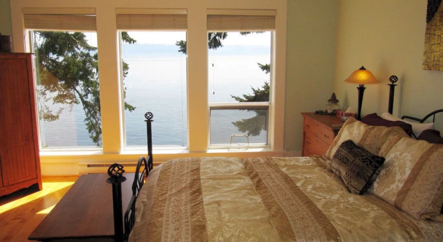 Stones Throw Cottage by BC Island Vacation Homes, Book Feriehus Otter Point Britisk Columbia