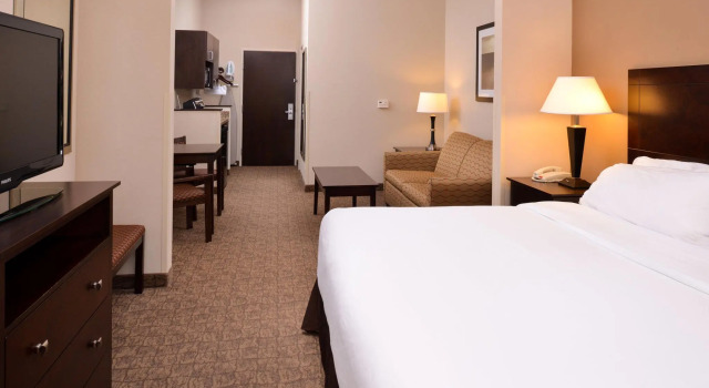 Номер Executive Holiday Inn Express & Suites Fairmont by IHG