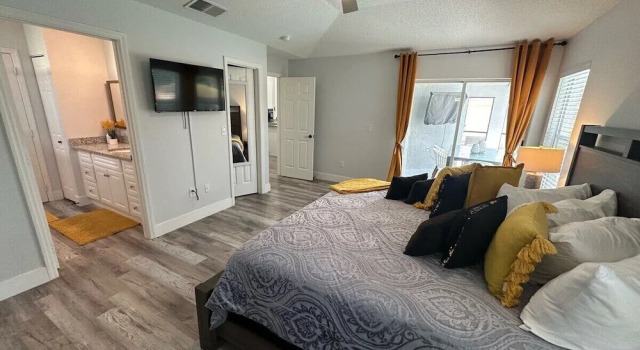 Updated Pool Villa Southern Dunes, Забронировать Дом для отпуска Отели Lakeland - Winter Haven с парковкой, Парковка