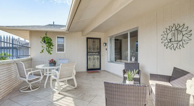 Walk to Golf Course: Sun City West Retreat