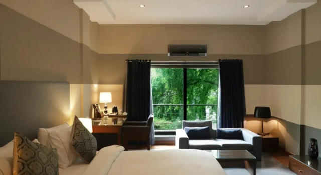 Двухместный номер Standard с видом на бассейн The Residency Hotel