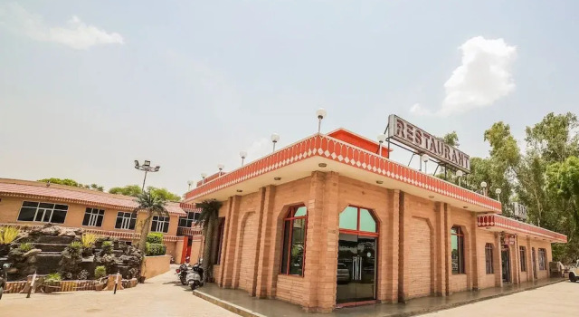 OYO 45229 Rajdhani Tourist Motel, Забронировать Мотель Отели штата Раджастхана с парковкой, Парковка