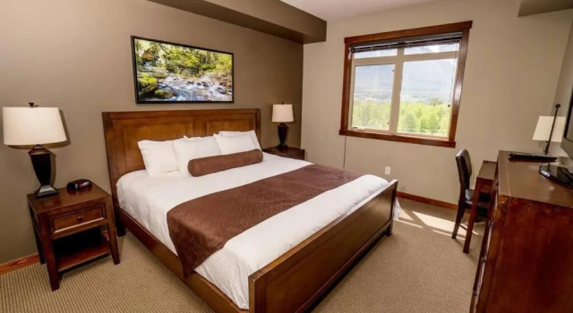 Spacious 3BR 2BA Penthouse with Mountain Views