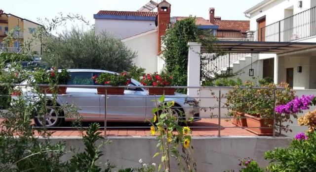 Апартаменты House Silvana - apartment with garden view