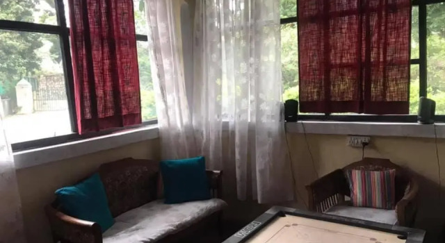 Room in a British Era Bungalow, Rezervovat Hotel Mussoorie Uttarakhand