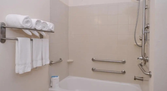 Люкс Deluxe Holiday Inn Express & Suites Washington - Meadow Lands by IHG
