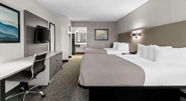 Четырёхместный номер Standard Quality Inn & Suites at Dollywood Lane