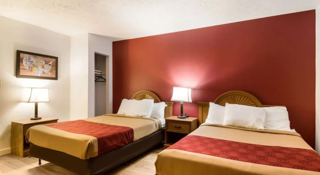 Четырёхместный люкс с балконом Econo Lodge Inn & Suites Lake Harmony - Pocono Mountains Area