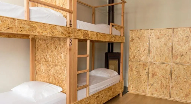Кровать в общем номере Queens Garden Hostel