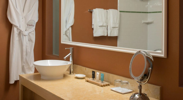 Четырёхместный номер Standard с видом на бассейн Crowne Plaza Cabana, Palo Alto by IHG