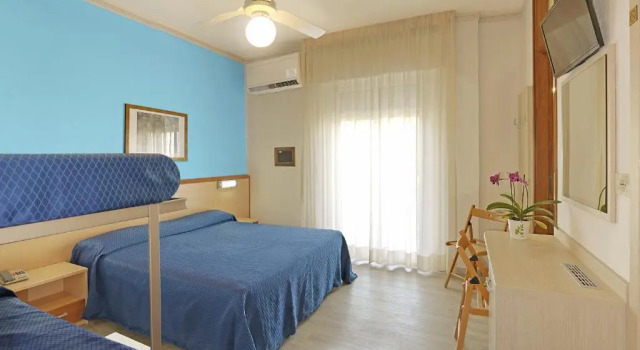 Трёхместный номер Standard с балконом и с частичным видом на море Hotel La Brezza frontemare