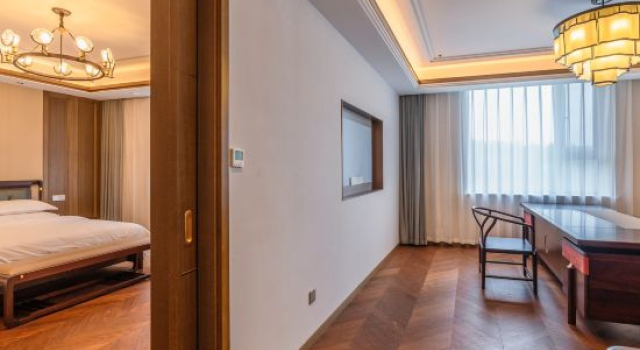 Кровать в общем номере с 6 комнатами Fengcheng International Hotel