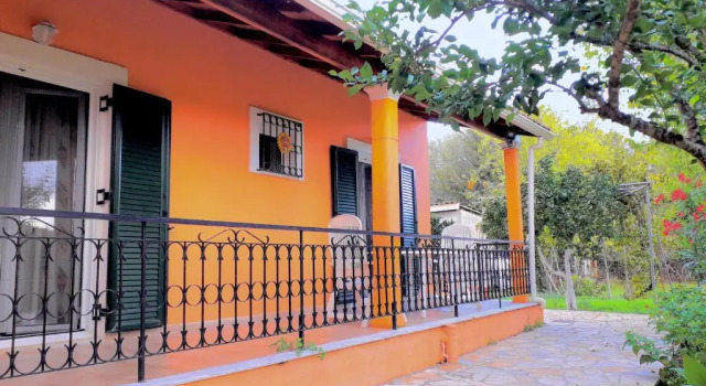 Коттедж с 2 комнатами KIKI House