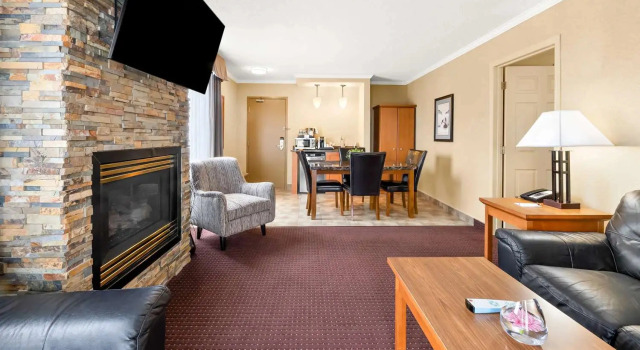 Двухместный люкс с балконом Best Western Plus NorWester Hotel & Conference Centre