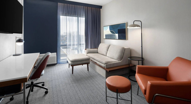 Двухместный люкс Courtyard by Marriott Lansing Downtown