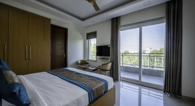 Студия Royal с балконом The Palms Inn I Near Medanta Medicity I Sec-38