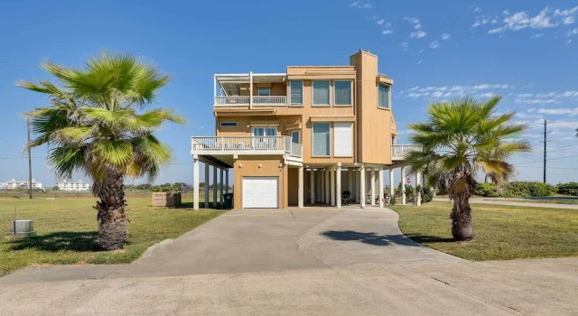 Walk to Ocean! Family & Pet-friendly Galveston Gem