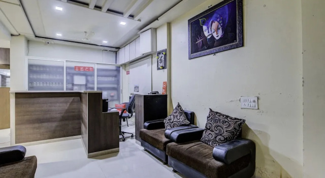 OYO 24125 Hotel Aakash, Забронировать Отель Отели Пуны с завтраком, Завтраки