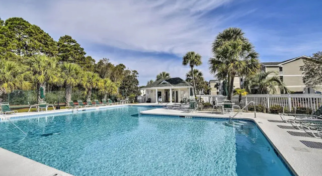 Апартаменты Golf, Swim & Explore: Sunset Beach Family Condo!
