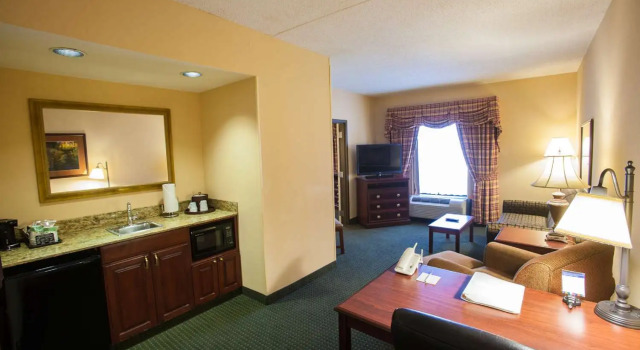 Двухместный люкс c 1 комнатой Hampton Inn & Suites Stillwater