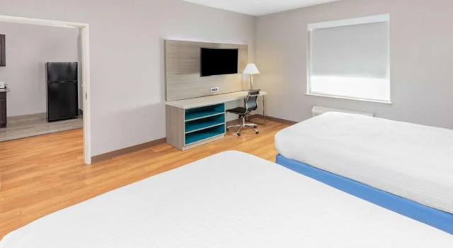 Люкс с 2 комнатами Days Inn & Suites by Wyndham San Antonio near Frost Bank Center