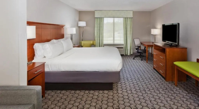 Люкс Holiday Inn Express Hotel & Suites Phenix City - Columbus by IHG