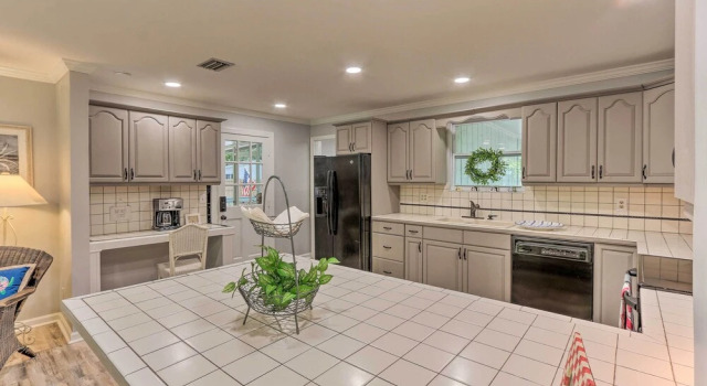 1 Mi to Old Town Bluffton: Home w/ Screened Porch, Réserver Maison de vacances Bluffton Lowcountry