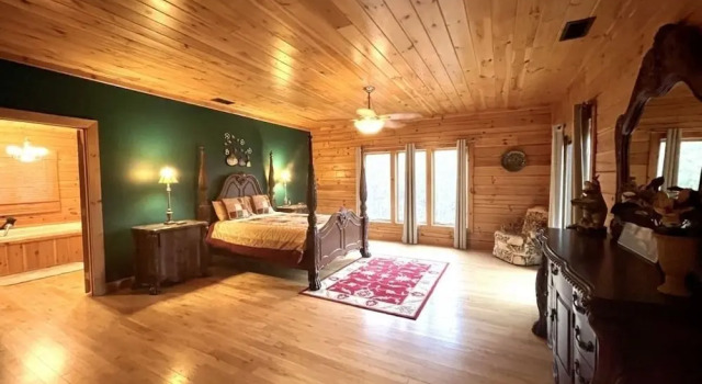A true log cabin with 360 degree mountain views - Pet and Motorcycle friendly! 5 Bedroom Cabin by RedAwning, Book Hotel 3-stjernede hoteller i Ducktown, 3*