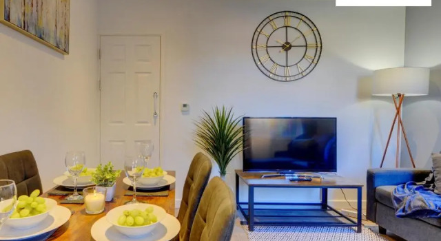 5 Bedroom - 5 Bathroom House By Passionfruitproperties close to Coventry City Centre with Free Wi-fi and garden - 34HRC, Varaa Hotelli Coventry West Midlands