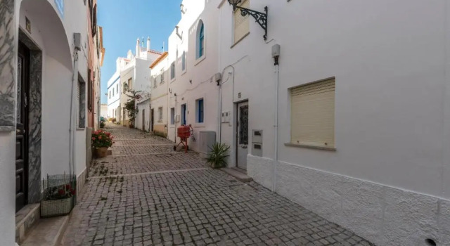 Fisherman's Beach Home 2BR 2BA AC Wi-Fi, Забронировать Отель Албуфейра, центр города Албуфейра, рядом с Municipal Museum of Archaeology
