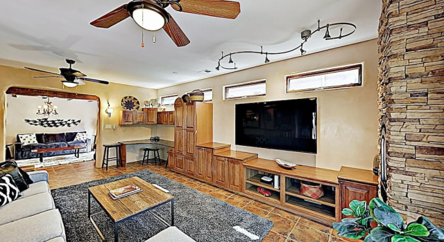 New Listing! 2,000 Square Foot Near Plaza 3 Bedroom Home, Varaa Lomakoti Santa Fe New Mexico