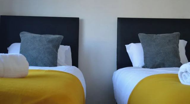 Colindale/sleeps7/privategarden/3br/freeparking/