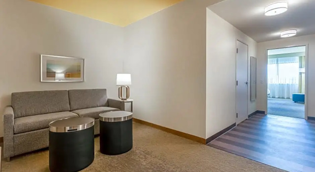 Люкс c 1 комнатой Holiday Inn & Suites Cedar Falls-Waterloo Event Ctr by IHG