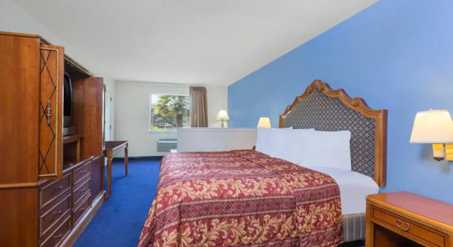 Двухместный номер Efficiency Days Inn by Wyndham San Antonio Southeast Frost Bank Center