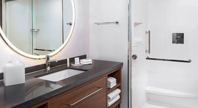 Четырёхместный номер Standard Courtyard by Marriott Atlanta Midtown