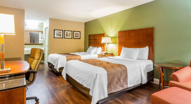 Четырёхместный номер Standard Quality Inn & Suites near Robins Air Force Base
