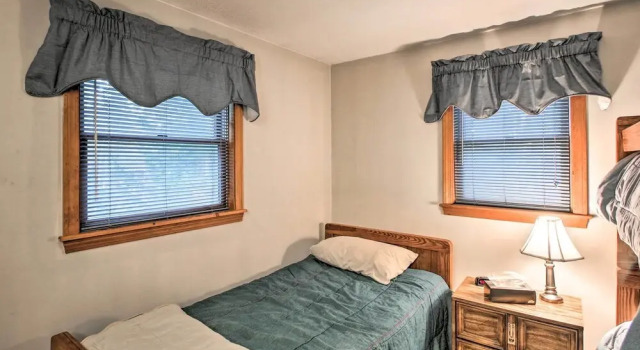 Коттедж Lakeview Forest Cabin w/ Deck < 1/2 Mile to Beach!