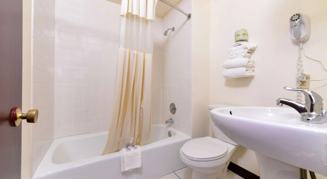 Четырёхместный номер Standard Americas Best Value Inn Geneva