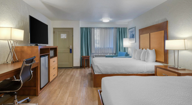Четырёхместный номер Standard Best Western Foothills Inn
