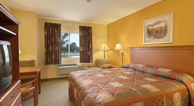 Двухместный номер Standard Super 8 by Wyndham Topeka at Forbes Landing